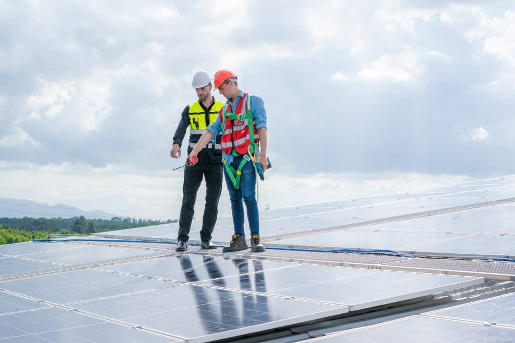 Два експерти з фотоелектрики перевіряють встановлення фотоелектричної системи.